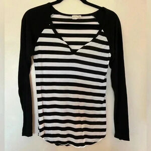 Black and White Stripe Ling Sleeve Tee in Size Medium